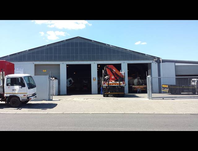 2,034M² FACTORY TO LET IN STIKLAND